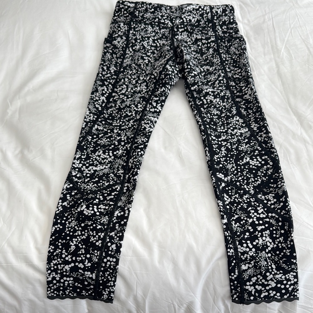 Lululemon Compression Running tights. Black and White Patterned Leggings